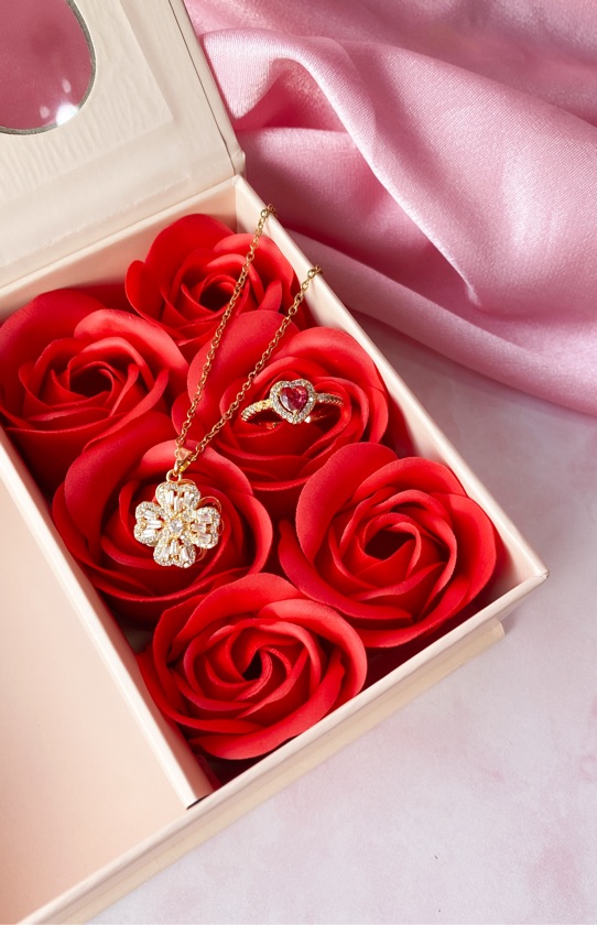 Box of Eternal Flowers With Four Clover Necklace and The Ring