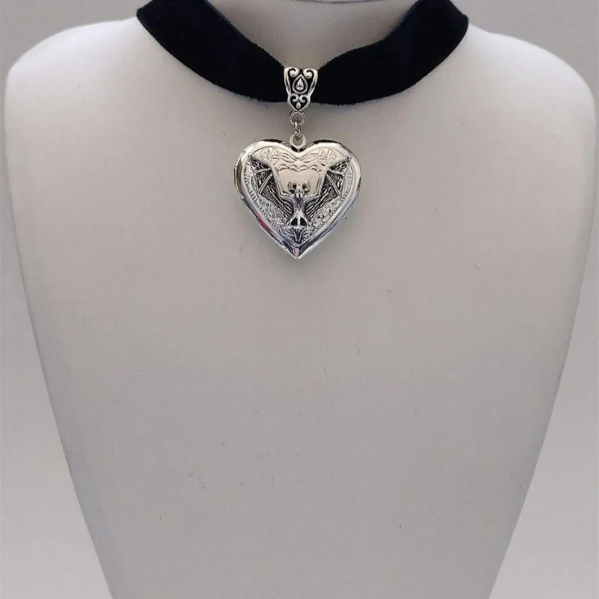 Hip-hop Retro Silver Color Stainless Steel Bat Relief Stereo Heart Pendant Necklace for Women Men Fashion Rock Jewellery Gifts